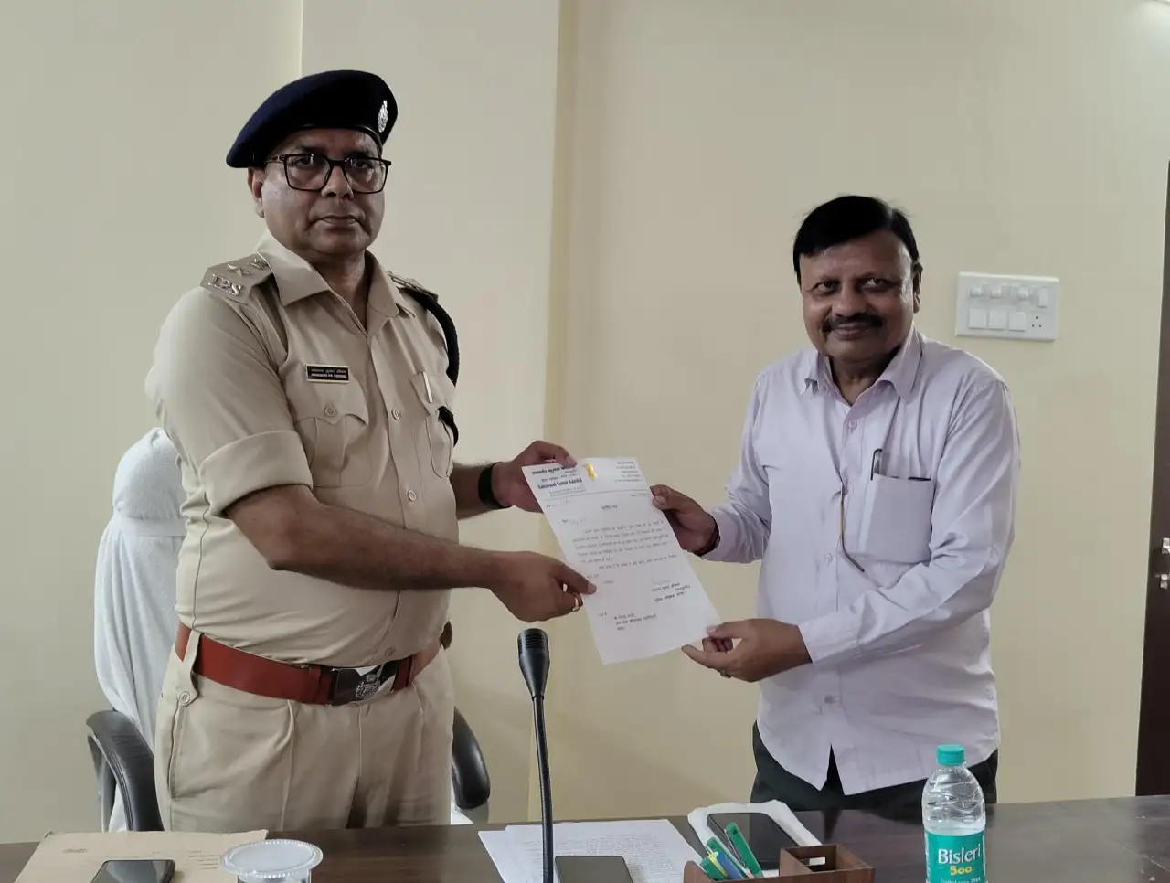 उत्कृष्ट अभियोजन कार्य के लिए अधिकारियों को प्रशस्ति पत्र देकर सम्मानित करते एसपी रामानंद कुमार कौशल