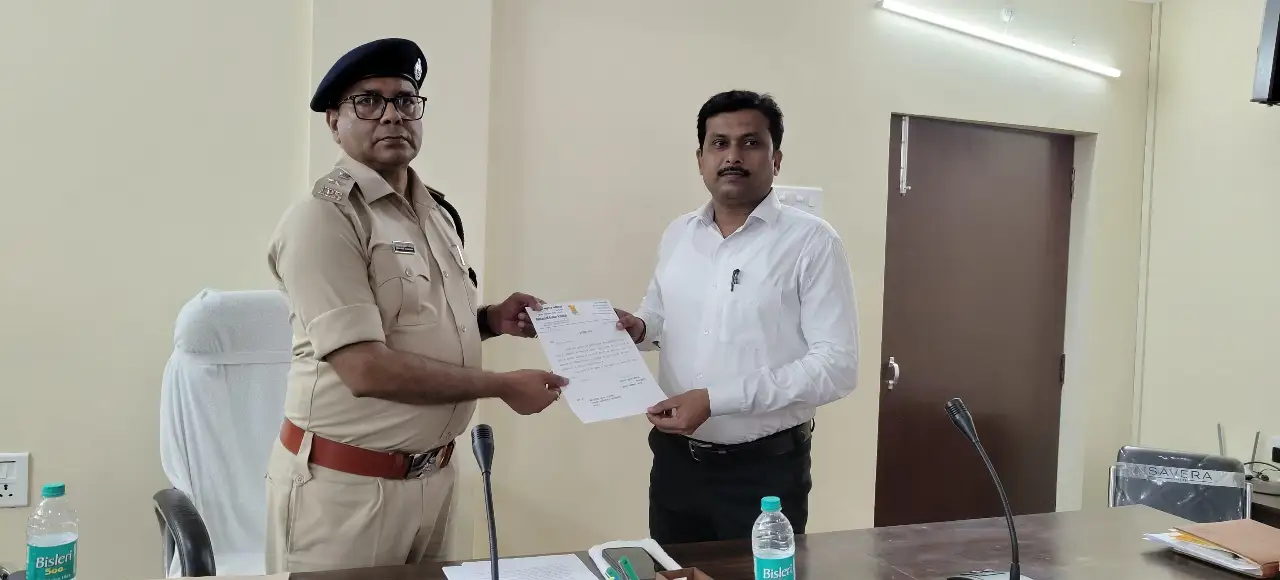 बगहा पुलिस अधीक्षक रामानंद कुमार कौशल नें किया उत्कृष्ट प्रदर्शन करने वाले पदाधिकारियों का सम्मानित।