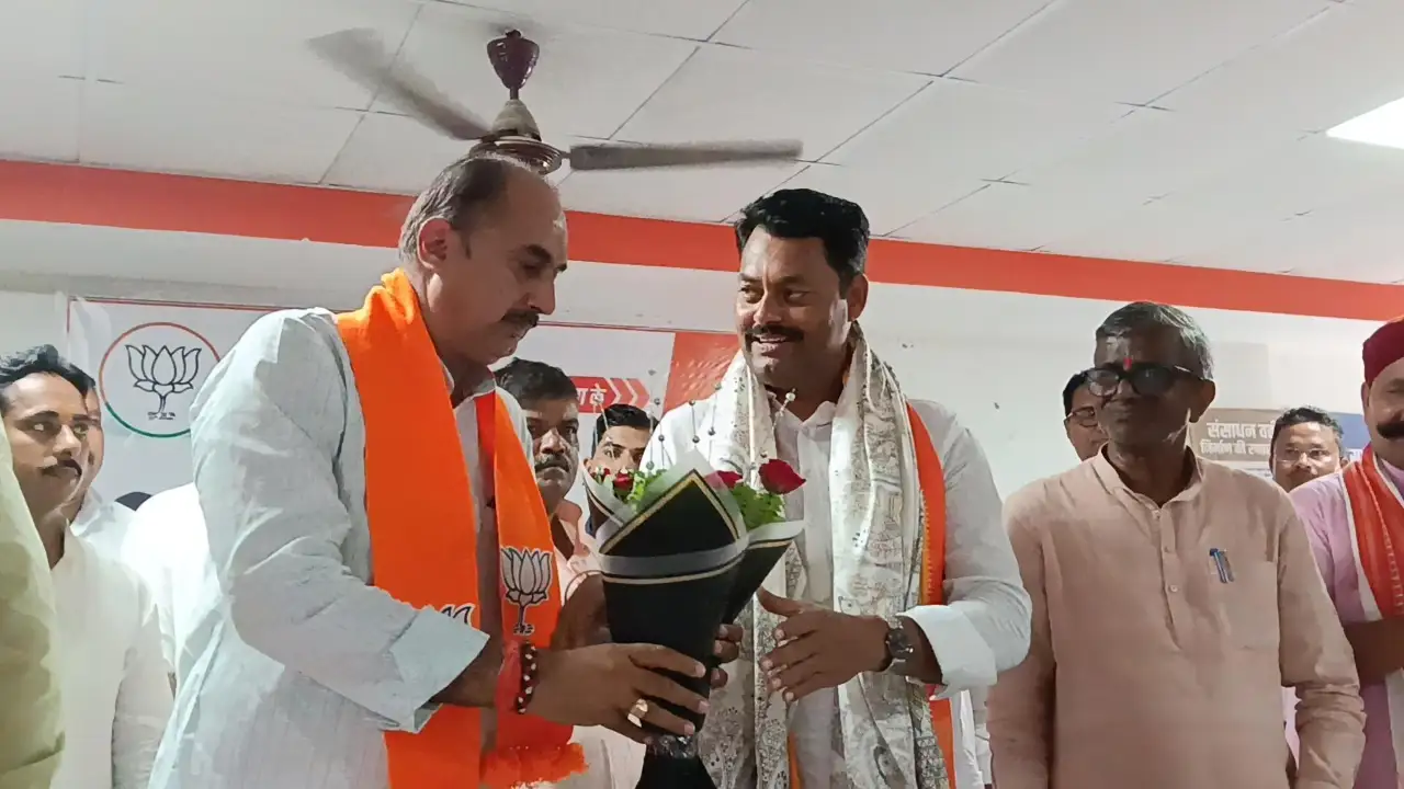 प्रभारी मंत्री का स्वागत करते भाजपा जिलाध्यक्ष अचिंत्य कुमार
