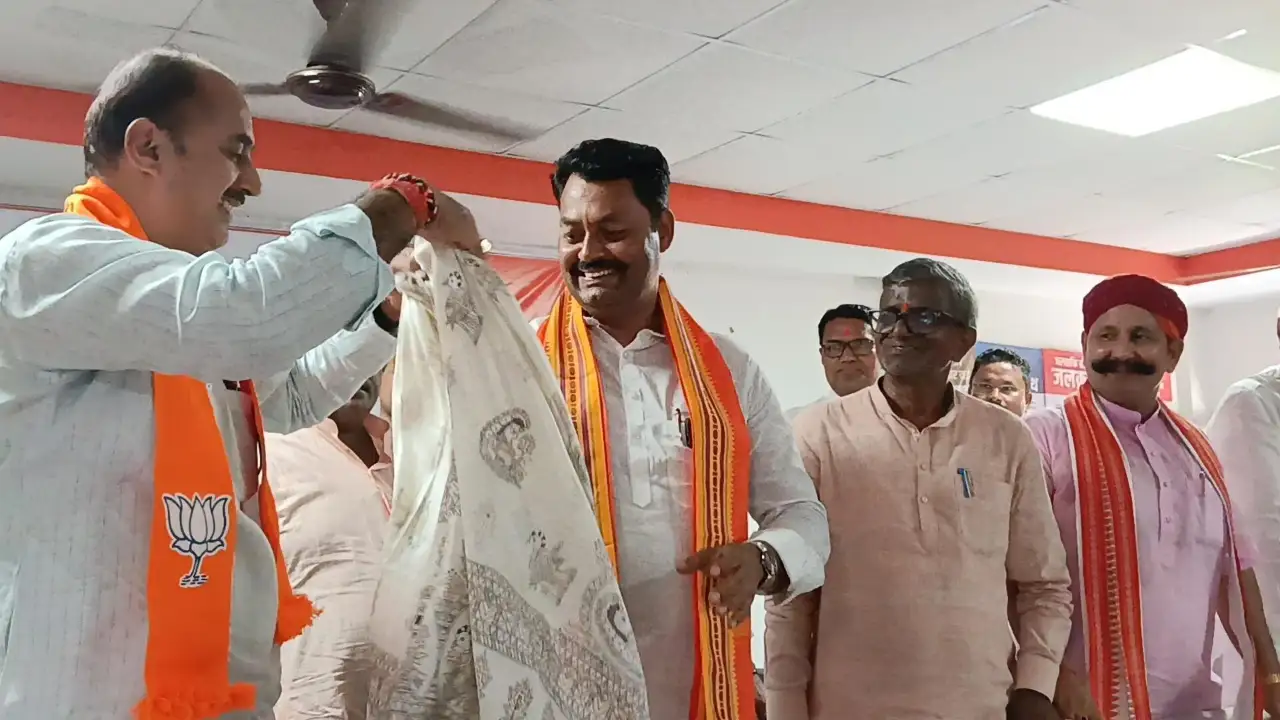 प्रभारी मंत्री का स्वागत करते भाजपा जिलाध्यक्ष