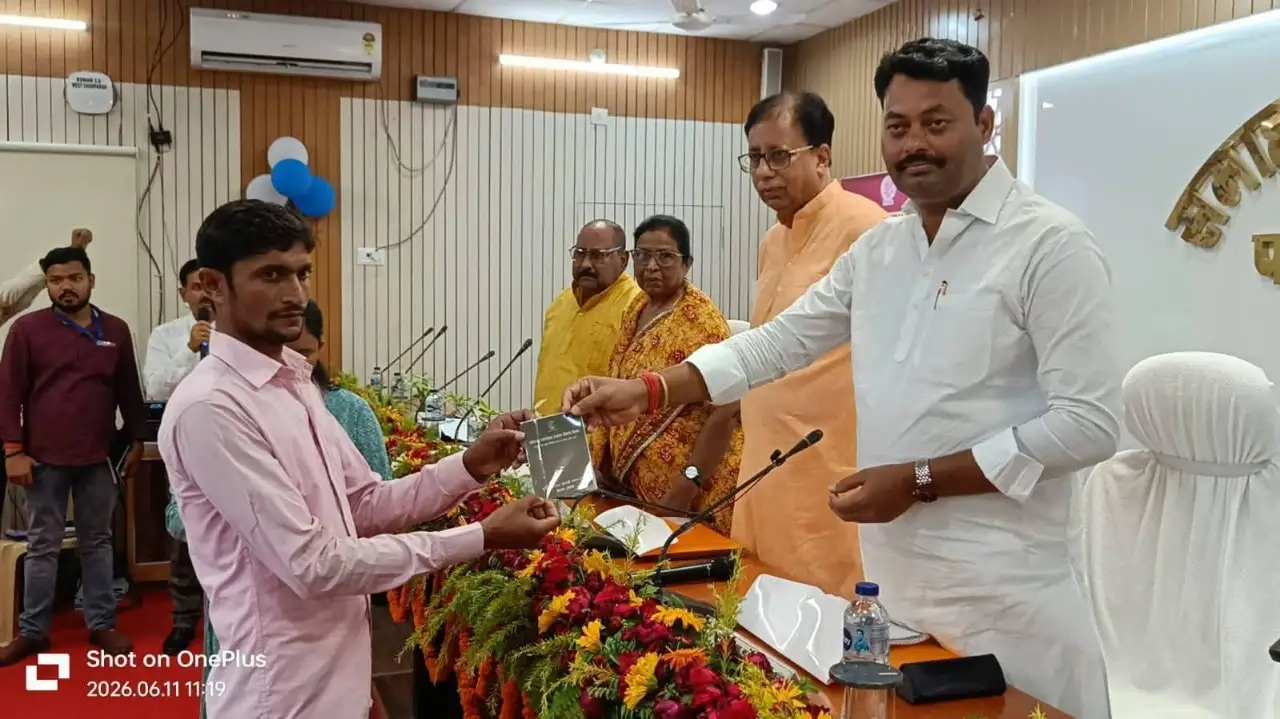 बैठक के उपरांत विभिन्न योजनाओं के लाभुकों को लाभ वितरित करते मंत्री लखेन्द्र कुमार रौशन