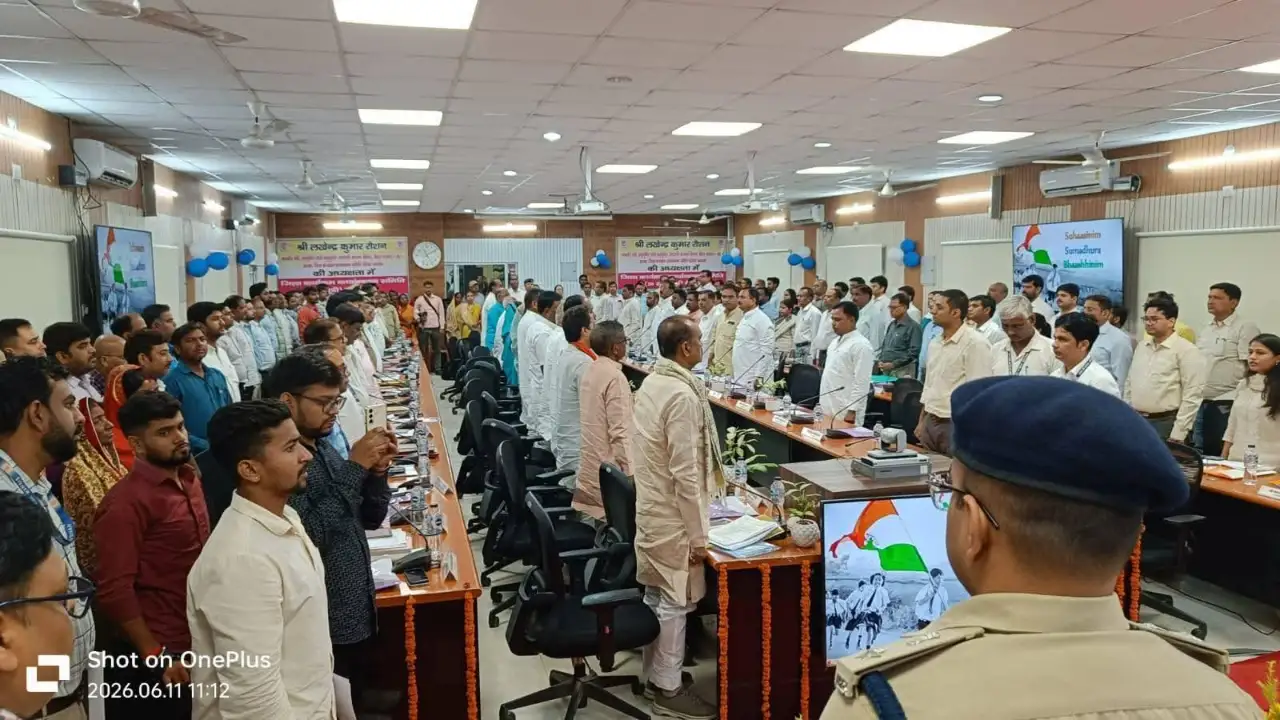 समाहरणालय सभागार, बेतिया में आयोजित समीक्षा बैठक में मौजूद मंत्री, सांसद, विधायक और अधिकारी