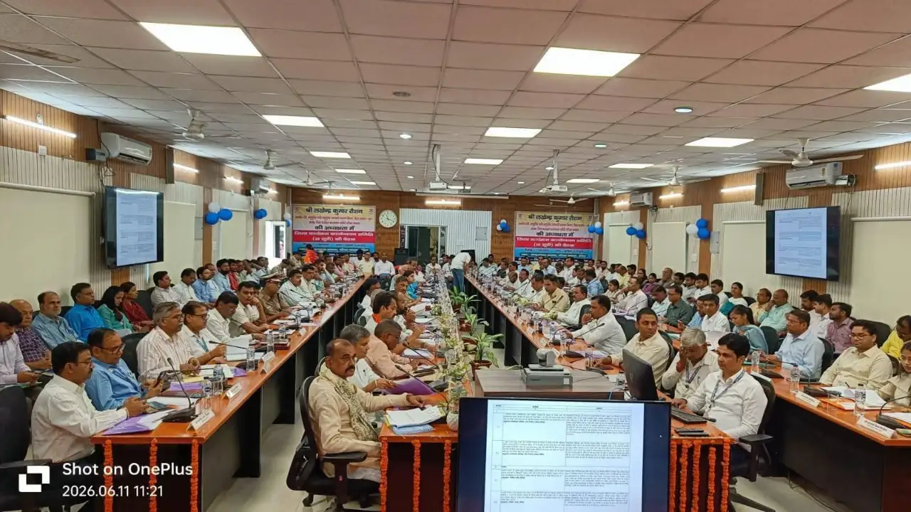 विकास एवं जनकल्याणकारी योजनाओं की समीक्षा बैठक में उपस्थित सांसद, विधायक और अधिकारीगण