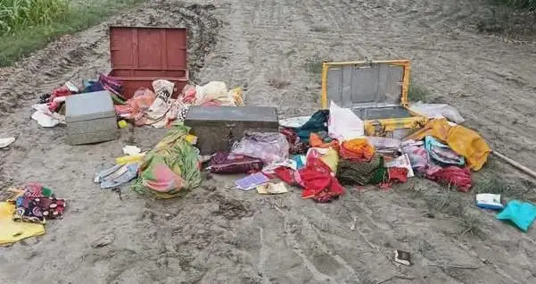 चोरी के घर से कुछ दूर बिखरा हुआ सामान