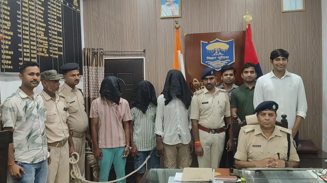 पिस्टल संग फोटो डालकर झाड़ रहे थे रौब, पुलिस ने निकाली हेकड़ी