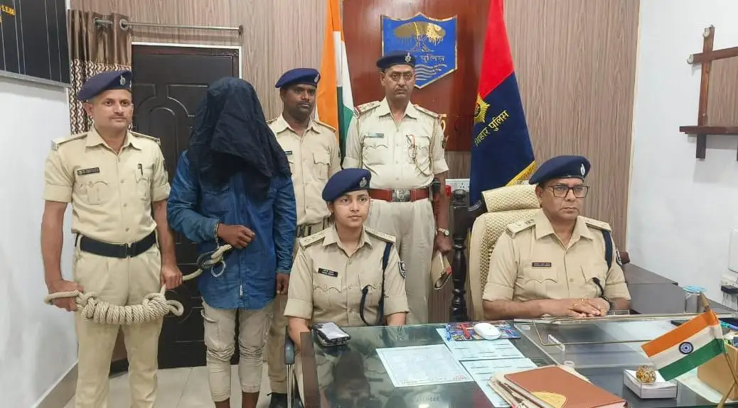 पुलिस की गिरफ्त में अभियुक्त