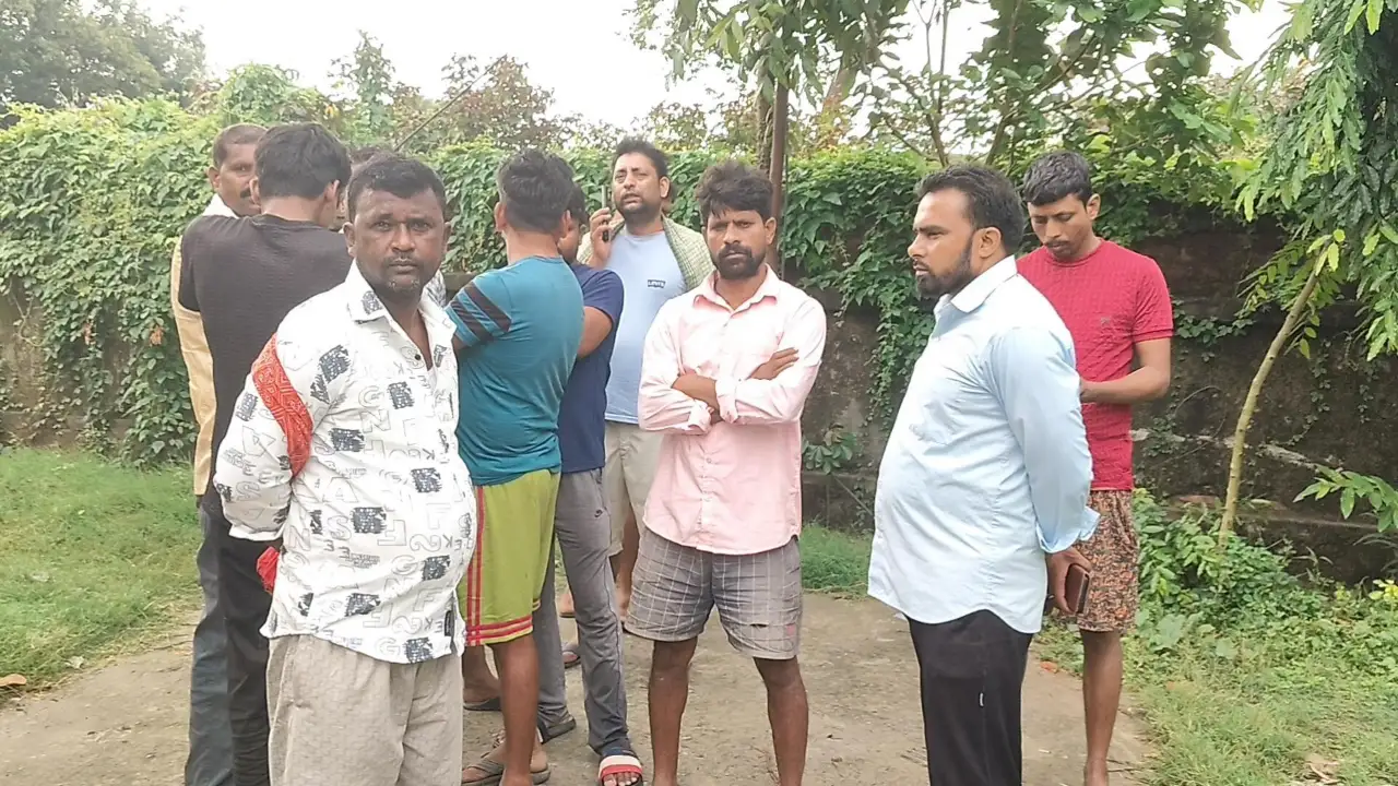अस्पताल में पहुंचे परिजन एवं ग्रामीण