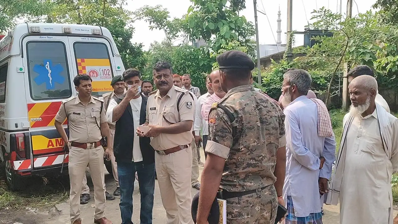 मामले की जानकारी लेते बगहा एसडीपीओ निहार भूषण