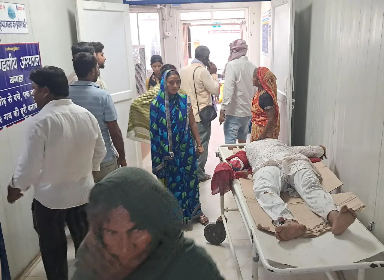 रफ्तार का कहर! बोलेरो-बाइक की आमने-सामने टक्कर में मां-बेटी समेत तीन घायल