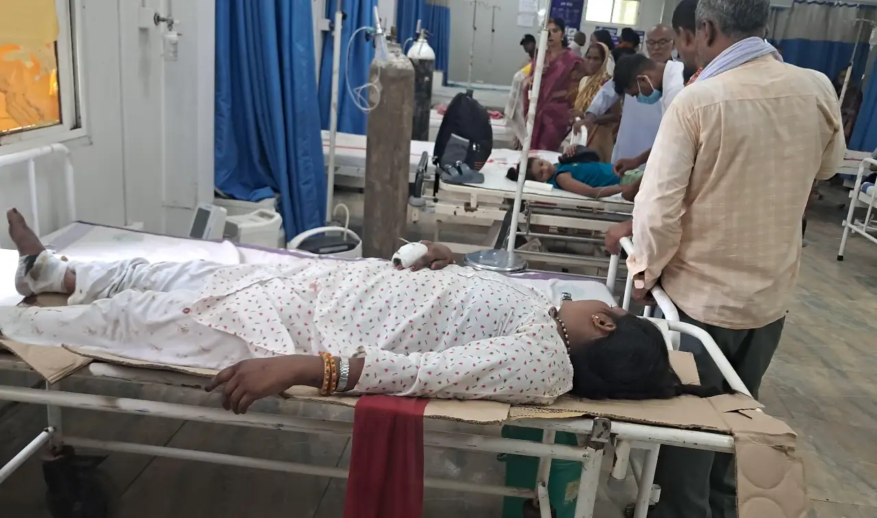 बेटी को लेकर जा रहे दंपती की बोलेरो से भिड़ंत, तीनों घायल