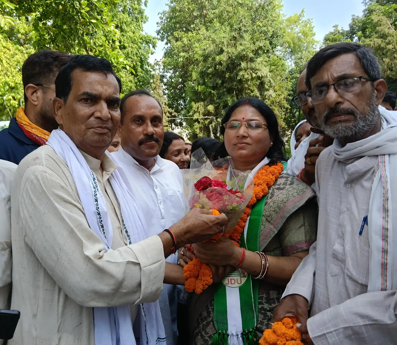नवनिर्वाचित एमएलसी शिवरानी देवी का बगहा में भव्य स्वागत, कार्यकर्ताओं ने दी शुभकामनाएं