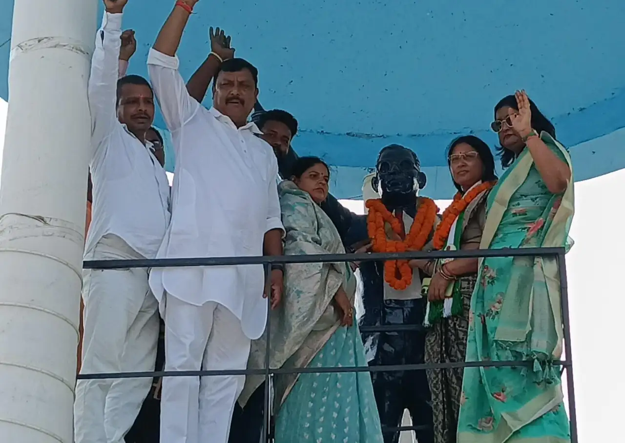 बाबा साहब की प्रतिमा पर माल्यार्पण करती MLC शिवरानी देवी