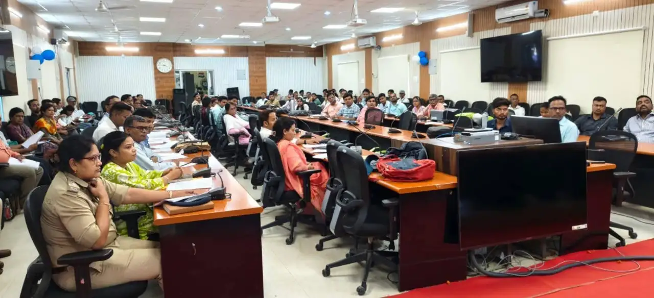 भर्ती परीक्षा में पारदर्शिता सुनिश्चित करने को लेकर अधिकारियों के साथ बैठक करते डीएम तरनजोत सिंह