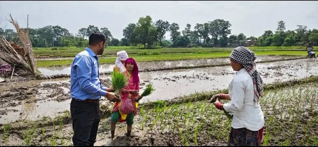खेत में अधिकारियों की मौजूदगी से उत्साहित दिखे किसान